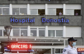 ep cartel luminoso de gracias junto al hospital donostia donde sanitarios y trabajadores de bomberos