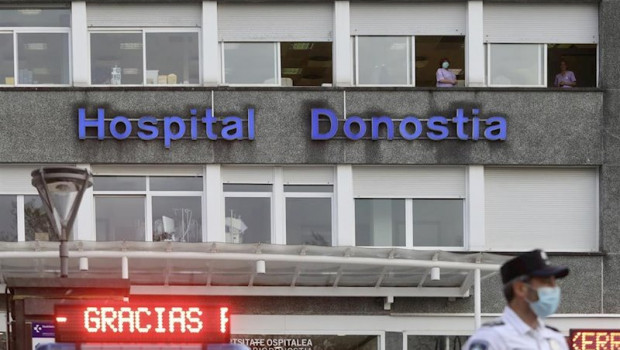 ep cartel luminoso de gracias junto al hospital donostia donde sanitarios y trabajadores de bomberos