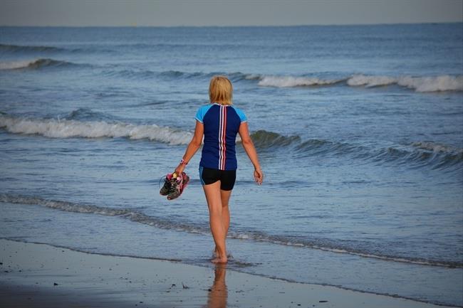 Chica andando por la playa. Deporte. Aire libre | PIXABAY ep chica andandola playa deporte aire libre