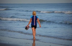 ep chica andandola playa deporte aire libre