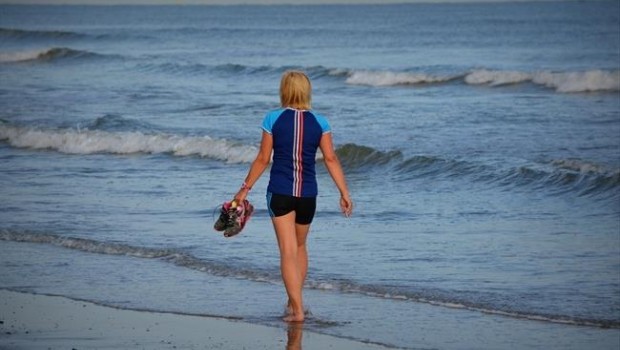 ep chica andandola playa deporte aire libre