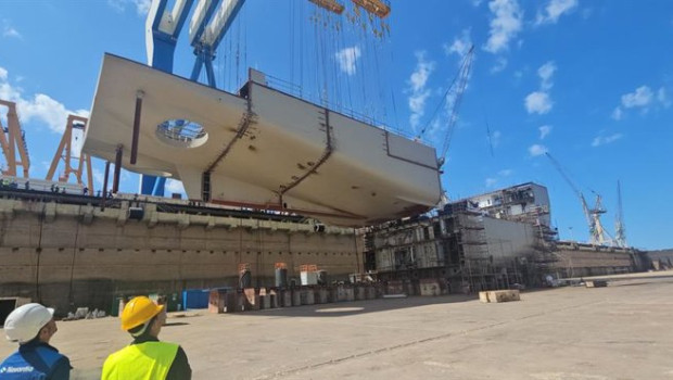 ep colocacion de la macroestructura del bam is en el dique del astillero de navantia puerto real