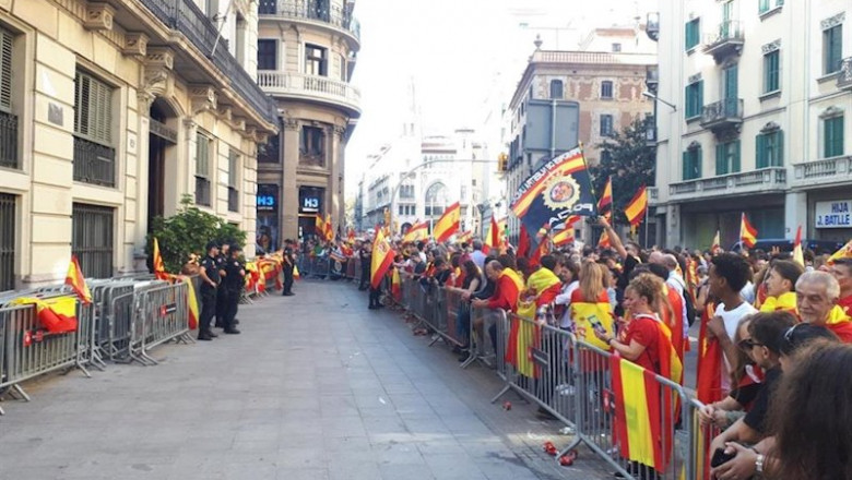 Concentrados ante la Jefatura de Policía Nacional en Barcelona en apoyo a la actuación policial en los disturbios tras la sentencia del procés | EUROPA PRESS ep concentrados ante la jefatura de policia nacional en barcelona en apoyo a la actuacion policial