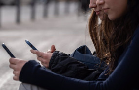 ep dos personas usan el telefono movil a 1 de febrero de 2024 en barcelona cataluna espana