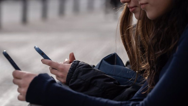 ep dos personas usan el telefono movil a 1 de febrero de 2024 en barcelona cataluna espana