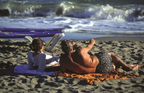 ep dos turistas en la playa en una imagen de archivo