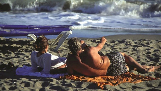 ep dos turistas en la playa en una imagen de archivo