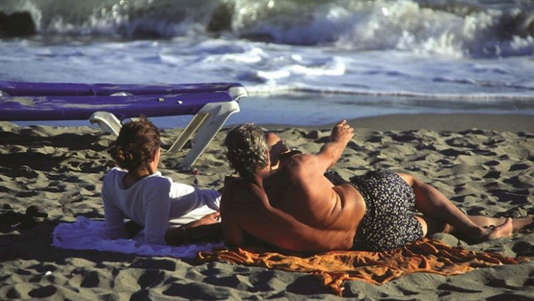 ep dos turistas en la playa en una imagen de archivo