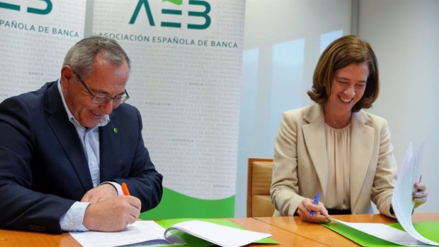 ep el director de plena inclusion enrique galvan y la presidenta de la asociacion espanola de banca