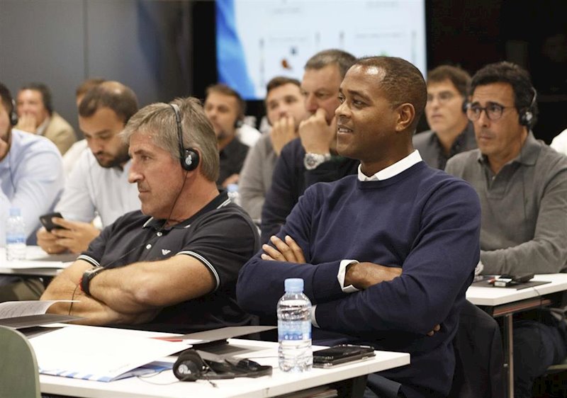 ep el ex internacional holandes patrick kluivert asistio al encuentro de canteras de laliga