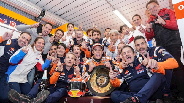 ep el piloto espanol de motogp marc marquez repsol honda celebra con su equipo su victoria en el