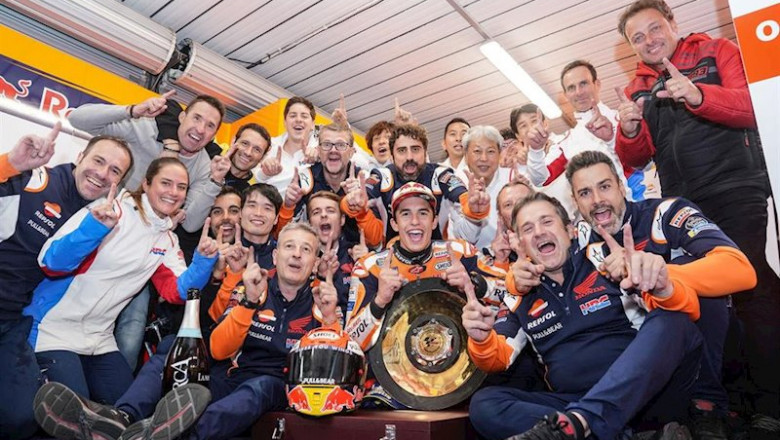 ep el piloto espanol de motogp marc marquez repsol honda celebra con su equipo su victoria en el