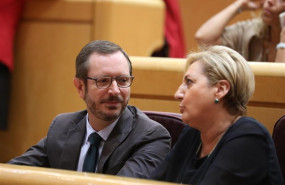 ep el portavoz del pp en el senado javier maroto y la senadora paloma sanz jeronimo sentadas en sus