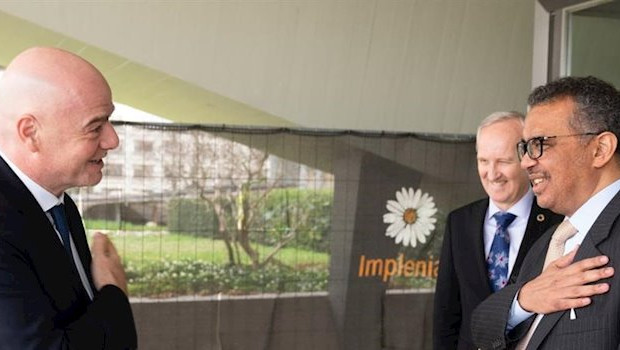 ep el presidente de la fifa gianni infantino con el director general de la oms el doctor tedros