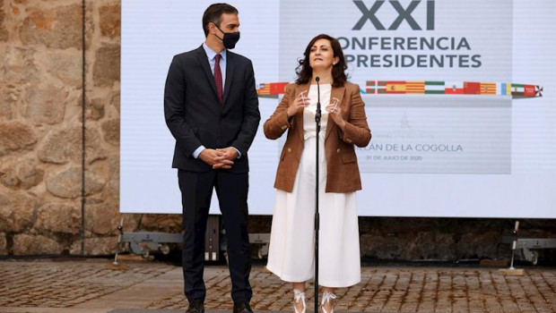ep el presidente del gobierno pedro sanchez escucha la intervencion de la jefa del ejecutivo de la