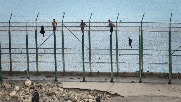 ep en la image tres de un total de 153 migrantes entran en ceuta saltando su doble valla en la