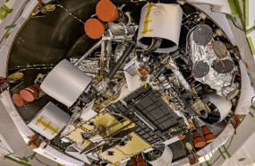 ep etapa de descenso acoplada al rover perseverance previamente plegado