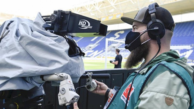 ep imagen de un camara de television durante un partido de la bundesliga a puerta cerrada