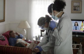 ep la medico residente iranzu sanchez acude con una companera a atender a domicilio a una anciana en