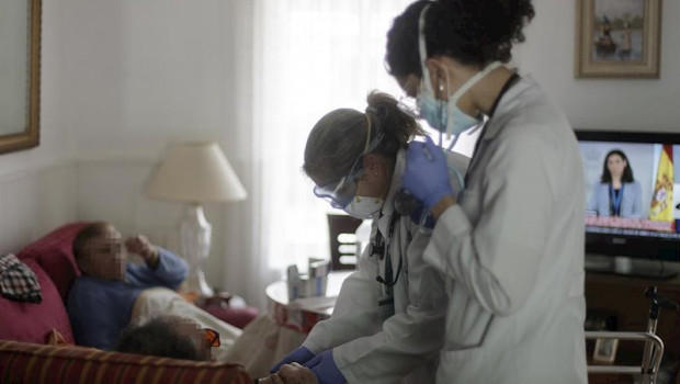 ep la medico residente iranzu sanchez acude con una companera a atender a domicilio a una anciana en