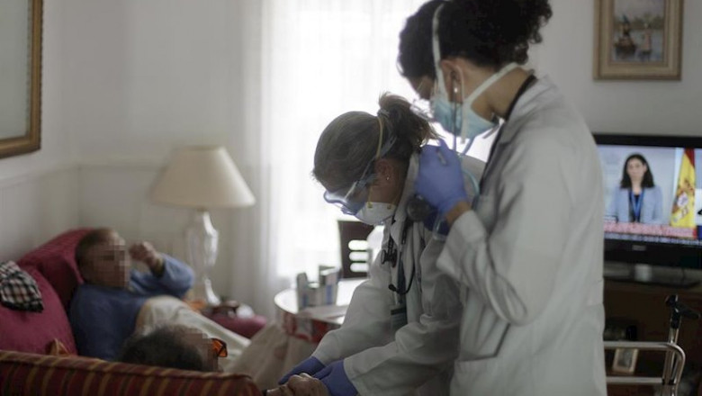 ep la medico residente iranzu sanchez acude con una companera a atender a domicilio a una anciana en ep la medico residente iranzu sanchez acude con una companera a atender a domicilio a una anciana en