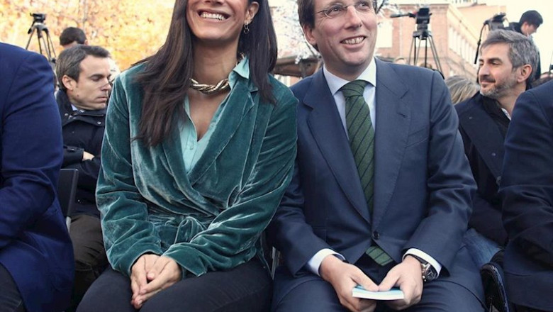 La vicealcaldesa y el alcalde de Madrid, Begoña Villacís y José Luis Martínez-Almeida, intervienen en un acto de homenaje del Ayuntamiento de Madrid a la Constitución Española en la Plaza de Chamberí, en Madrid (España), a 5 de diciembre de 2019. | Eduardo Parra - Europa Press ep la vicealcaldesa y el alcalde de madrid begona villacis y jose luis martinez-almeida intervienen