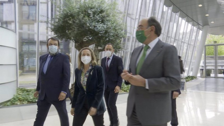 La vicepresidenta tercera, Nadia Calviño, es recibida por el presidente de Iberdrola, Ignacio Sánchez Galán, en un acto en Bilbao. | EUROPA PRESS ep la vicepresidenta tercera nadia calvino es recibida por el presidente de iberdrola ignacio