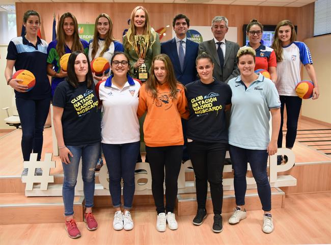 Las waterpolistas junto a Cabrera, Gómez Castaño y Carpena | PRENSA CSD ep las waterpolistasa cabrera gomez castanocarpena