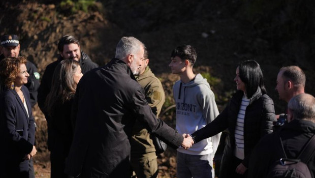 ep los reyes felipe vi y letizia saludan a vecinos de adamuz en una visita realizada tras el
