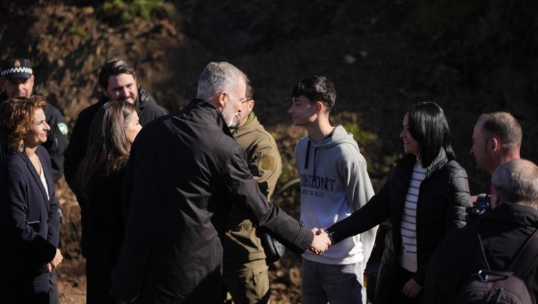 Los Reyes Felipe VI y Letizia, saludan a vecinos de Adamuz en una visita realizada tras el accidente sufrido entre dos trenes en el que han muerto al menos 41 personas y hay más de un centenar de heridos. A 20 de enero de 2026 en Adamuz, Córdoba (Andalucí | Joaquin Corchero - Europa Press ep los reyes felipe vi y letizia saludan a vecinos de adamuz en una visita realizada tras el
