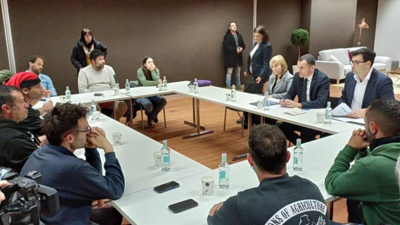 Momento de la reunión de Òscar Ordeig con los agricultores. | GENERALITAT ep momento de la reunion de scar ordeig con los agricultores