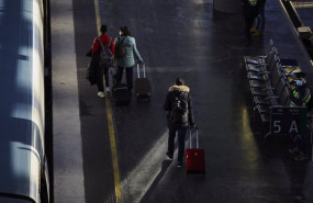 ep pasajeros en un anden de uno de los trenes del ave en la estacion de madrid-puerta de atocha en
