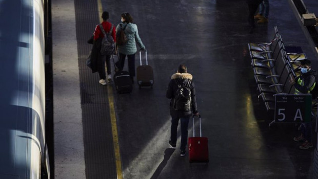 ep pasajeros en un anden de uno de los trenes del ave en la estacion de madrid-puerta de atocha en