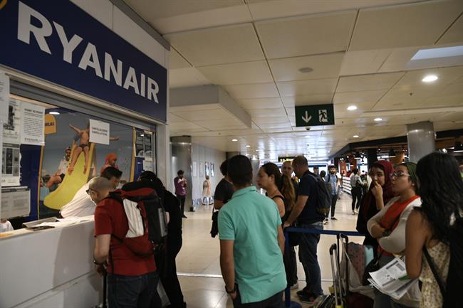 Pasajeros de Ryanair en Barajas ante atención al cliente en los paros de julio | Oscar del Pozo - Europa Press - Archivo ep pasajerosryanairbarajasatencionclientelos parosjulio