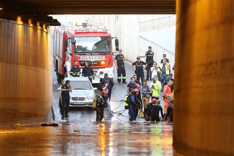 ep rescate del cuerpo sin vida del conductor atrapado en un tunel de la capital de almeria