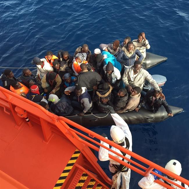 Rescate de una patera en el mar de Alborán | EUROPA PRESS/SALVAMENTO/ARCHIVO ep rescateuna pateramaralboran