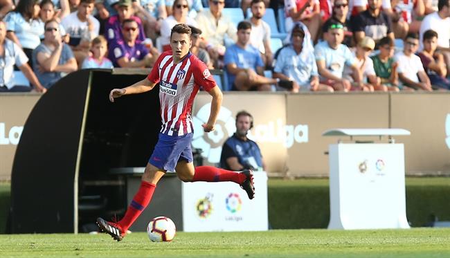 Santiago Arias corre con el balón en el Celta-Atlético | ÁNGEL GUTIÉRREZ ep santiago arias correbaloncelta-atletico