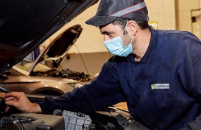 ep taller coche automovil reparacion itv trabajador tomate vehiculo revision motor transportes ep taller coche automovil reparacion itv trabajador tomate vehiculo revision motor transportes
