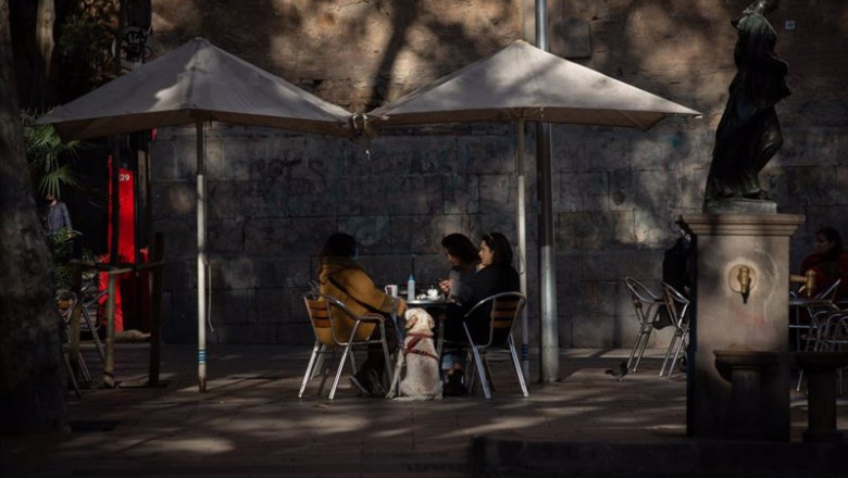 ep tres mujeres en una terraza durante el primer dia del inicio del primer tramo de la desescalada ep tres mujeres en una terraza durante el primer dia del inicio del primer tramo de la desescalada