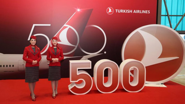 ep turkish airlines presenta su avion numero 500 con una decoracion especial dedicada a sus 100000