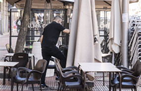 ep un camarero en una terraza el mismo dia en que ha entrado en vigor la modificada ordenanza de