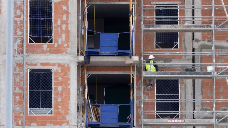 ep un obrero trabaja en las obras de un bloque de viviendas