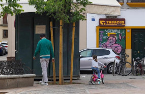 ep un padre con una pequena en la plaza de san lorenzo a los 40 dias de estado de alarma en sevilla