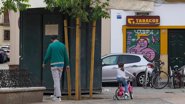 ep un padre con una pequena en la plaza de san lorenzo a los 40 dias de estado de alarma en sevilla