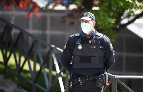 ep un policia nacional controlando el perimetro del palacio de hielo madrid utilizado como morgue en