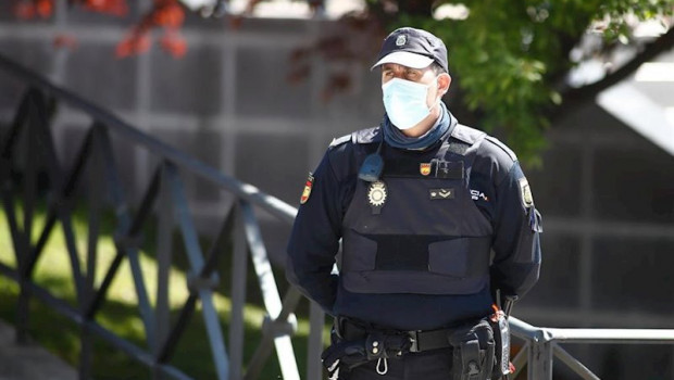 ep un policia nacional controlando el perimetro del palacio de hielo madrid utilizado como morgue en
