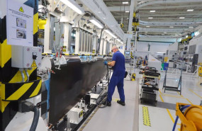 ep un trabajador en la linea de produccion de los timones de altura del estabilizador horizontal