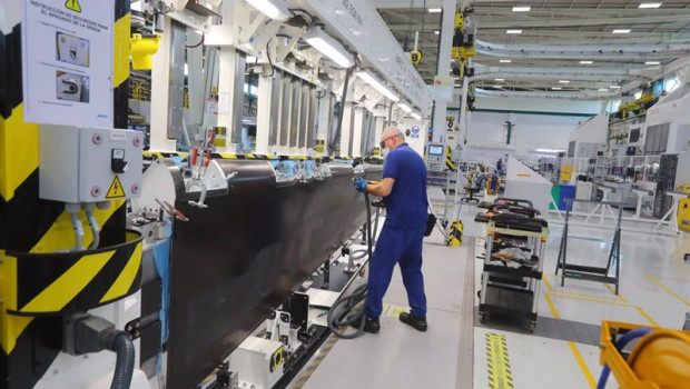 ep un trabajador en la linea de produccion de los timones de altura del estabilizador horizontal