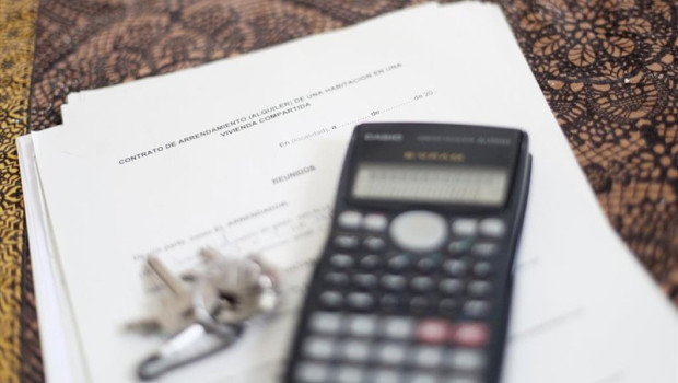 ep una calculadora y unas llaves sobre un contrato de alquiler de una habitacion en una vivienda ep una calculadora y unas llaves sobre un contrato de alquiler de una habitacion en una vivienda