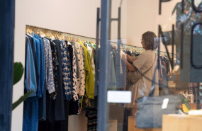 ep una clienta en una tienda de ropa